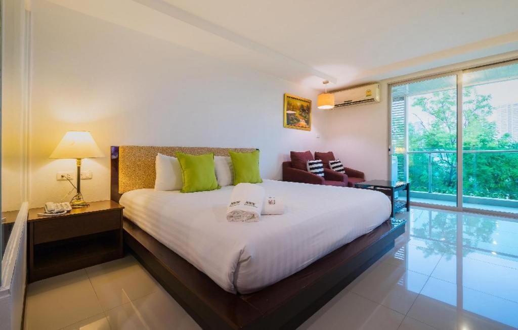 Nice Residence Bangkok Exterior photo